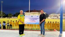 Pimpinan Cabang Bank NTT Betun Yory Blegur menyerahkan penghargaan kepada tim PS Malaka U15 atas prestasi gemilang di Piala Presiden tahun 2025 yang diterima secara simbolis oleh Ketua PSSI Kabupaten Malaka Adrianus Bria Seran, Sabtu 18 Oktober 2025/dok pribadi/Timornesia 