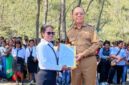 Bupati Malaka dr. Stefanus Bria Seran, MPH menyerahkan SK kepada salah satu PPPK di Pantai Cemara Abudenok, Kamis 23 Oktober 2025/dok pribadi/Gonza/Timornesia 