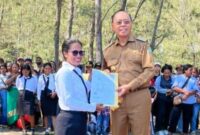 Bupati Malaka dr. Stefanus Bria Seran, MPH menyerahkan SK kepada salah satu PPPK di Pantai Cemara Abudenok, Kamis 23 Oktober 2025/dok pribadi/Gonza/Timornesia 