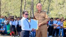 Bupati Malaka dr. Stefanus Bria Seran, MPH menyerahkan SK kepada salah satu PPPK di Pantai Cemara Abudenok, Kamis 23 Oktober 2025/dok pribadi/Gonza/Timornesia 