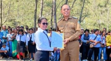Bupati Malaka dr. Stefanus Bria Seran, MPH menyerahkan SK kepada salah satu PPPK di Pantai Cemara Abudenok, Kamis 23 Oktober 2025/dok pribadi/Gonza/Timornesia 