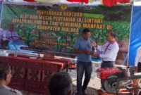 Bupati Malaka SBS menyerahkan bantuan Alsintan kepada Kelompok tani/dok pribadi/ba/Timornesia