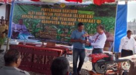 Bupati Malaka SBS menyerahkan bantuan Alsintan kepada Kelompok tani/dok pribadi/ba/Timornesia 