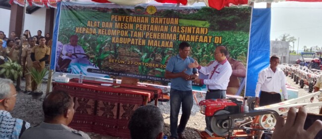 Bupati Malaka SBS menyerahkan bantuan Alsintan kepada Kelompok tani/dok pribadi/ba/Timornesia 