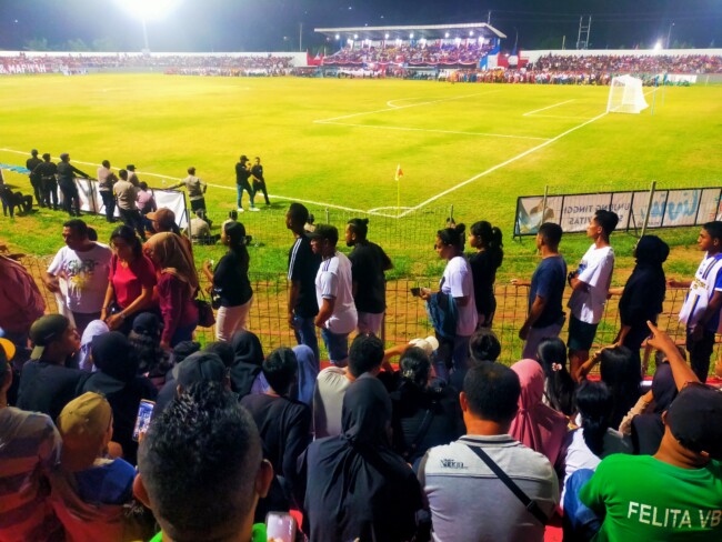 Ribuan penonton antusias padati Stadion Marilonga saat opening ceremony Piala Gubernur liga 4 ETMC Ende tahun 2025/dok pribadi/Timornesia 