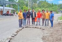 Tim teknis Dinas PUPR Kabupaten Malaka berhasil menyelesaikan pekerjaan perbaikan sekaligus pengecoran plat duiker berlubang di depan Toko Tumbes Karya, Laran/dok pribadi/FUR/Timornesia 