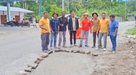 Tim teknis Dinas PUPR Kabupaten Malaka berhasil menyelesaikan pekerjaan perbaikan sekaligus pengecoran plat duiker berlubang di depan Toko Tumbes Karya, Laran/dok pribadi/FUR/Timornesia 