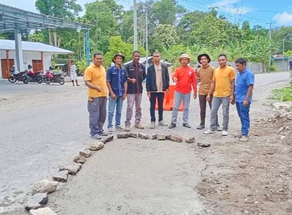 Tim teknis Dinas PUPR Kabupaten Malaka berhasil menyelesaikan pekerjaan perbaikan sekaligus pengecoran plat duiker berlubang di depan Toko Tumbes Karya, Laran/dok pribadi/FUR/Timornesia 