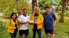 Anggota DPRD Provinsi NTT Agustinus Nahak mengunjungi tim PS Malaka dan Persab Belu di Ende/dok pribadi/an/Timornesia 