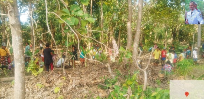 Kades Motaain bersama warga tanam anakan bambu, pisang dan rumput gajah di sekitar lokasi tanggul/dok pribadi/Ak/Timornesia 
