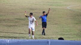 Wasit Muda Asal Malaka, Yohanes Leonardus Kehi saat memimpin salah satu pertandingan ETMC Ende tahun 2025/dok pribadi/yk/Timornesia 