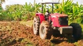 Traktor milik Pemerintah yang sedang memacul tanah milik masyarakat di Desa Maktihan/dok pribadi/ba/Timornesia 