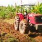 Traktor milik Pemerintah yang sedang memacul tanah milik masyarakat di Desa Maktihan/dok pribadi/ba/Timornesia 