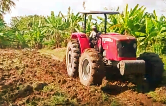 Traktor milik Pemerintah yang sedang memacul tanah milik masyarakat di Desa Maktihan/dok pribadi/ba/Timornesia 