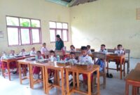 Siswa SDK Besikama 1 menikmati MBG hari pertama/dok pribadi/Timornesia 