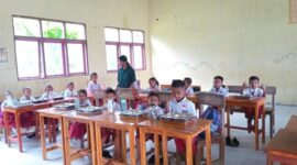 Siswa SDK Besikama 1 menikmati MBG hari pertama/dok pribadi/Timornesia 