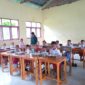 Siswa SDK Besikama 1 menikmati MBG hari pertama/dok pribadi/Timornesia 