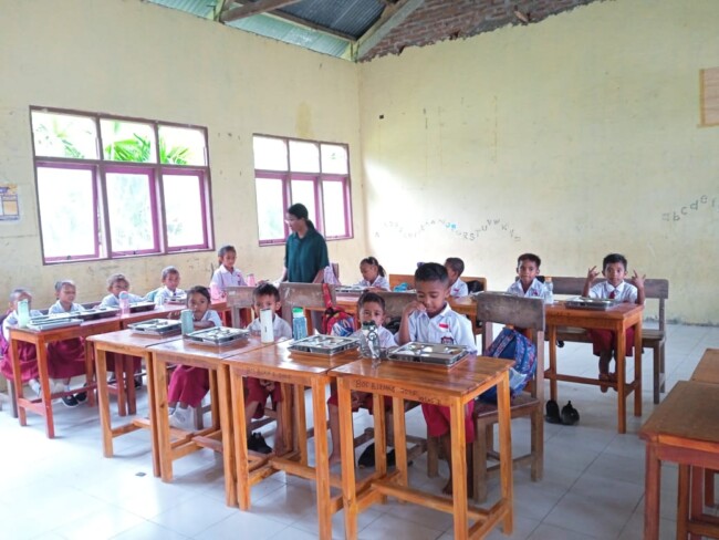 Siswa SDK Besikama 1 menikmati MBG hari pertama/dok pribadi/Timornesia 
