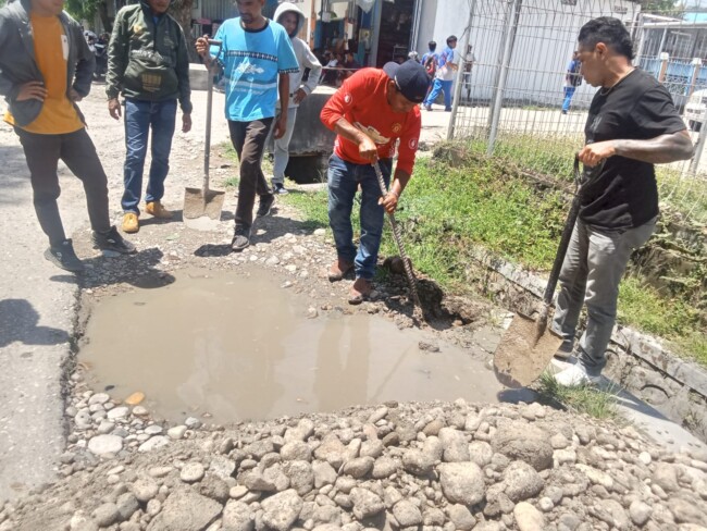 Dinas PUPR fokus perbaiki jalan dan bahu jalan yang tergenang air saat hujan/dok pribadi/Timornesia 