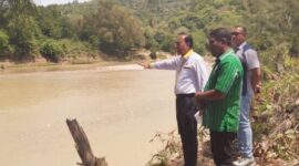 Bupati Malaka dr. Stefanus Bria Seran, MPH didampingi PLT Kadis PUPR dan Pimpinan Bank NTT Cabang Betun meninjau pembangunan jembatan gantung Numbei, Kamis 4/12/2025/dok istimewa/Timornesia 