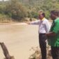 Bupati Malaka dr. Stefanus Bria Seran, MPH didampingi PLT Kadis PUPR dan Pimpinan Bank NTT Cabang Betun meninjau pembangunan jembatan gantung Numbei, Kamis 4/12/2025/dok istimewa/Timornesia 