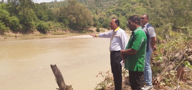 Bupati Malaka dr. Stefanus Bria Seran, MPH didampingi PLT Kadis PUPR dan Pimpinan Bank NTT Cabang Betun meninjau pembangunan jembatan gantung Numbei, Kamis 4/12/2025/dok istimewa/Timornesia 