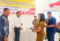 Bupati Malaka dr. Stefanus Bria Seran, MPH (SBS) didampingi PC Bank NTT Betun Yorry Blegur menyaksikan demo Kartu Kredit Indonesia usai peluncuran/dok pribadi/Gonza/Timornesia 