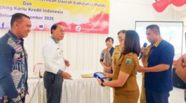 Bupati Malaka dr. Stefanus Bria Seran, MPH (SBS) didampingi PC Bank NTT Betun Yorry Blegur menyaksikan demo Kartu Kredit Indonesia usai peluncuran/dok pribadi/Gonza/Timornesia 