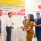 Bupati Malaka dr. Stefanus Bria Seran, MPH (SBS) didampingi PC Bank NTT Betun Yorry Blegur menyaksikan demo Kartu Kredit Indonesia usai peluncuran/dok pribadi/Gonza/Timornesia 