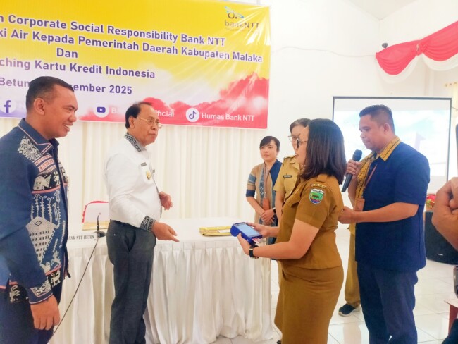 Bupati Malaka dr. Stefanus Bria Seran, MPH (SBS) didampingi PC Bank NTT Betun Yorry Blegur menyaksikan demo Kartu Kredit Indonesia usai peluncuran/dok pribadi/Gonza/Timornesia 