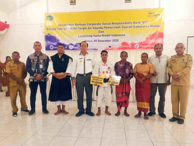 Bupati Malaka, Stefanus Bria Seran pose bersama atlet shorinji kempo Yulius Klau Nahak dan orang tua, didampingi Pelatih Kempo Malaka, Sekda Malaka, Pater Deken Malaka, Pimpinan Cabang Bank NTT Betun/dok pribadi/Gonza/Timornesia 