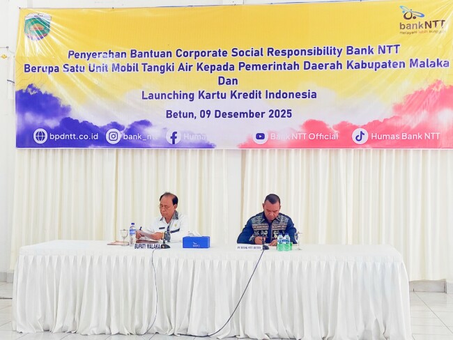 Bupati Malaka dr. Stefanus Bria Seran, MPH dan Pimpinan Cabang Bank NTT Betun Yorry Blegur/dok pribadi/Gonza/Timornesia 