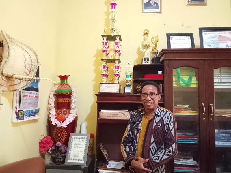 Kepala Sekolah SMAN Harekakae Robertus Bria Tahuk/dok pribadi/Timornesia 