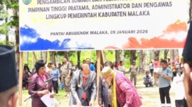Ket foto : Bupati dan Wakil Bupati Malaka secara resmi melantik pejabat pimpinan tinggi pratama, administrator, dan pengawas di Pantai Cemara Abudenok, Jumat 9/1/2026/dok pribadi/Gonza/Timornesia 