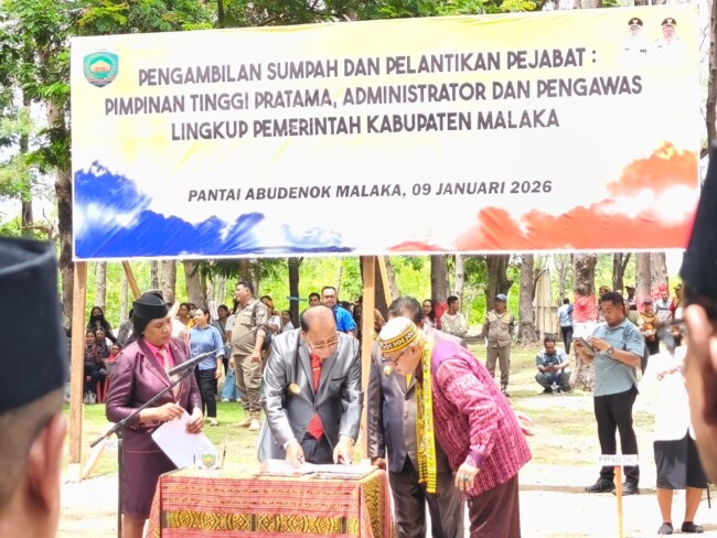 Ket foto : Bupati dan Wakil Bupati Malaka secara resmi melantik pejabat pimpinan tinggi pratama, administrator, dan pengawas di Pantai Cemara Abudenok, Jumat 9/1/2026/dok pribadi/Gonza/Timornesia 