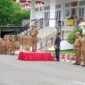 Ket foto : Bupati Malaka dr. Stefanus Bria Seran, MPH (SBS) memimpin apel perdana bersama seluruh ASN di halaman kantor Bupati Malaka, Senin 12/1/2026/dok pribadi/BA/Timornesia 