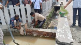 Ket foto : Dinas PUPR Kabupaten Malaka mengatasi saluran irigasi yang tersumbat di Dusun Bakateu, Desa Wehali/dok pribadi/PB/Timornesia 