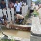 Ket foto : Dinas PUPR Kabupaten Malaka mengatasi saluran irigasi yang tersumbat di Dusun Bakateu, Desa Wehali/dok pribadi/PB/Timornesia 