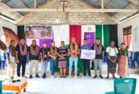 Ket foto : Pemprov NTT melalui Bank NTT memberikan bantuan CSR kepada jemaat GMIT Syalom Hanemasin/dok pribadi/Gonza/Timornesia 