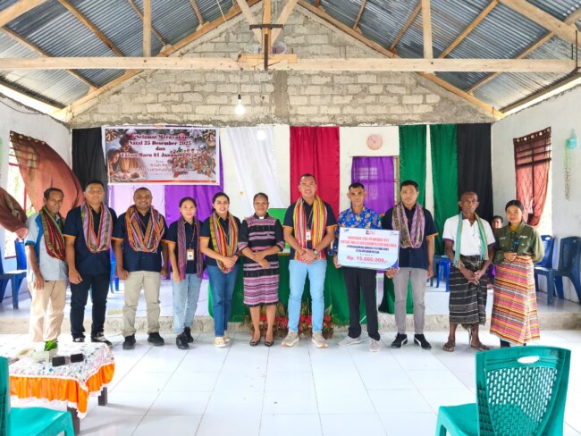 Ket foto : Pemprov NTT melalui Bank NTT memberikan bantuan CSR kepada jemaat GMIT Syalom Hanemasin/dok pribadi/Gonza/Timornesia 