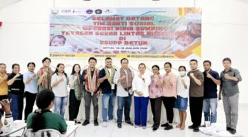 Ket foto : Foto bersama tim RSUPP Betun dengan Tim Bakti Sosial dari Yayasan Sekar Lintas Nusantara, yang merupakan kumpulan dokter ahli bedah plastik asal Malang, Jawa Timur/dok pribadi/Timornesia