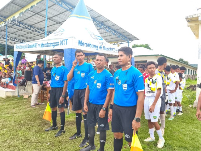 Ket foto : Wasit di Kabupaten Malaka menggunakan interkom/intercommunication system/dok pribadi/Timornesia 
