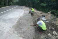 Ket foto : Petugas dari kontraktor pelaksana PT Bahagia Timor Mandiri sedang melakukan perbaikan pada baju jalan yang rusak/dok pribadi/GN/Timornesia