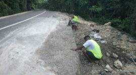 Ket foto : Petugas dari kontraktor pelaksana PT Bahagia Timor Mandiri sedang melakukan perbaikan pada baju jalan yang rusak/dok pribadi/GN/Timornesia