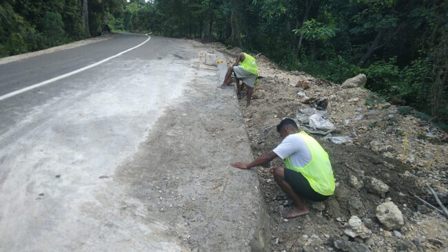 Ket foto : Petugas dari kontraktor pelaksana PT Bahagia Timor Mandiri sedang melakukan perbaikan pada baju jalan yang rusak/dok pribadi/GN/Timornesia