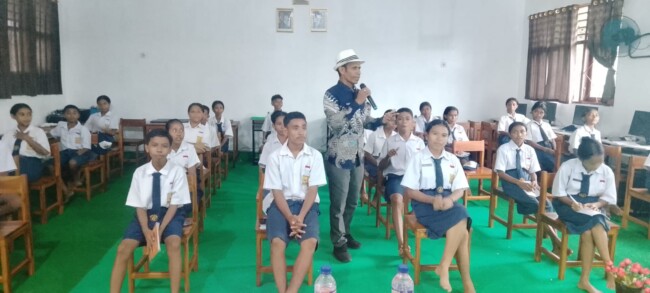 Pemaparan materi Public Speaking oleh Jonathas Seran Suri/dok ml/Timornesia
