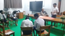 Komisioner Bawaslu Malaka Hilarius Bria Suri membawakan materi teknik debat pada LKTDS SMPK Sulama Kada/dok ML/Timornesia