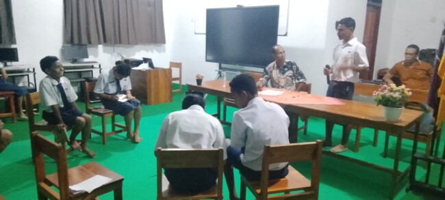 Komisioner Bawaslu Malaka Hilarius Bria Suri membawakan materi teknik debat pada LKTDS SMPK Sulama Kada/dok ML/Timornesia