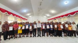 Pose bersama 12 guru PPPK usai tanda tangan perpanjangan kontrak kerja/dok prokopim/Timornesia