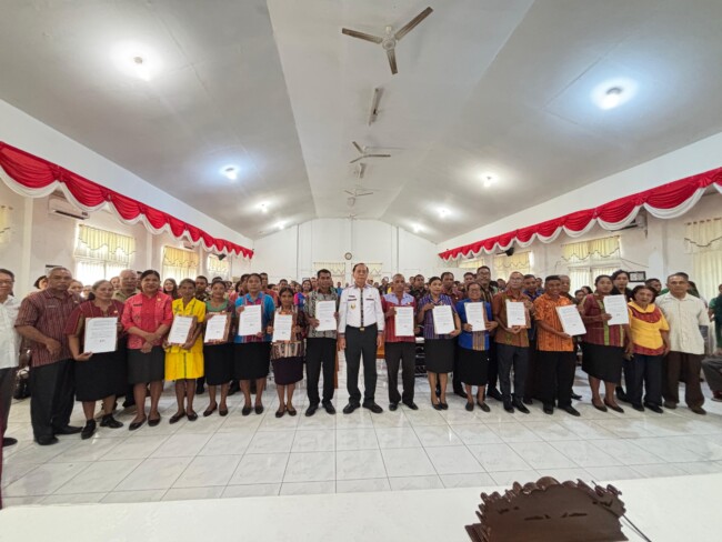 Pose bersama 12 guru PPPK usai tanda tangan perpanjangan kontrak kerja/dok prokopim/Timornesia